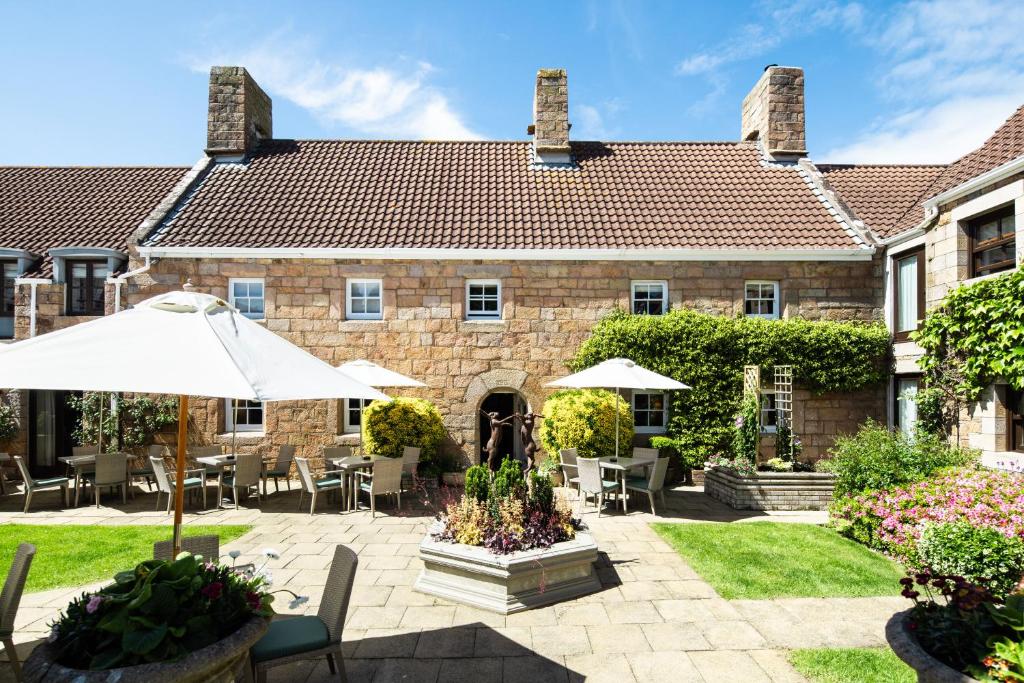 Greenhills Country Hotel — Hotel building in Trinity