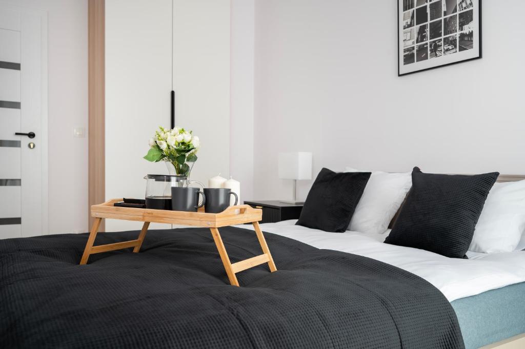 69m2 Łódź Pomorska Apt - Balcony, Workspace, Bus - by Rentujemy, Lodž