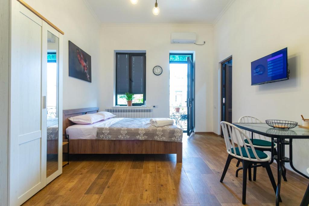 Mulberry ბჟოლები, Kutaisi