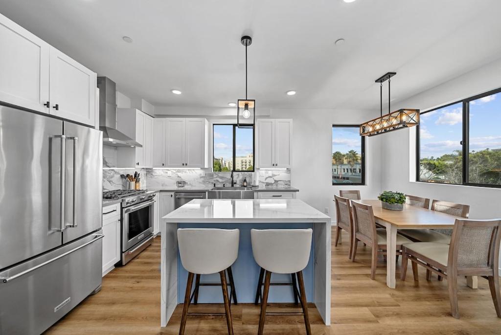 Rooftop Home With Ocean View & Private Parking, Oceanside