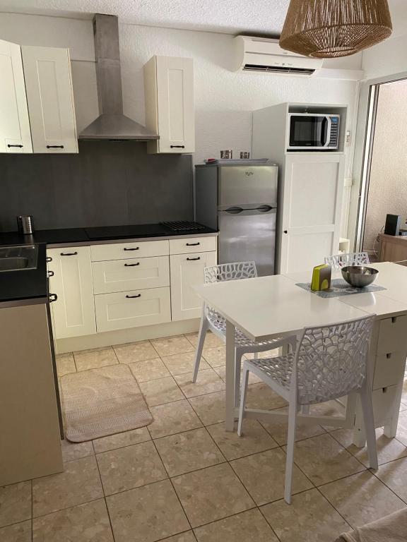 Appartement 4 personnes avec terrasse et piscine proche plage et commerces - 2