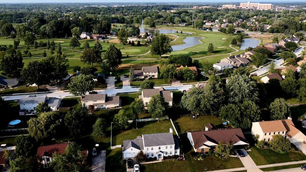 Entire Home in Golf Community - 5 Furnished Bedrooms, Fort Wayne