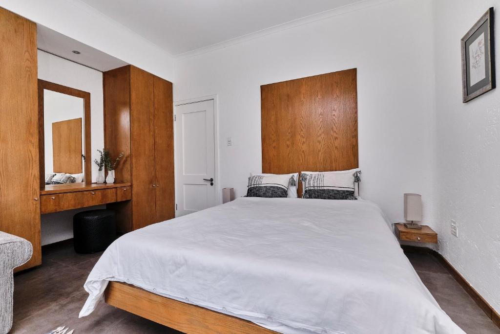 Shrubly Suite 1 - Peaceful, Stylish in Sandton-Backup Power, Johannesburg