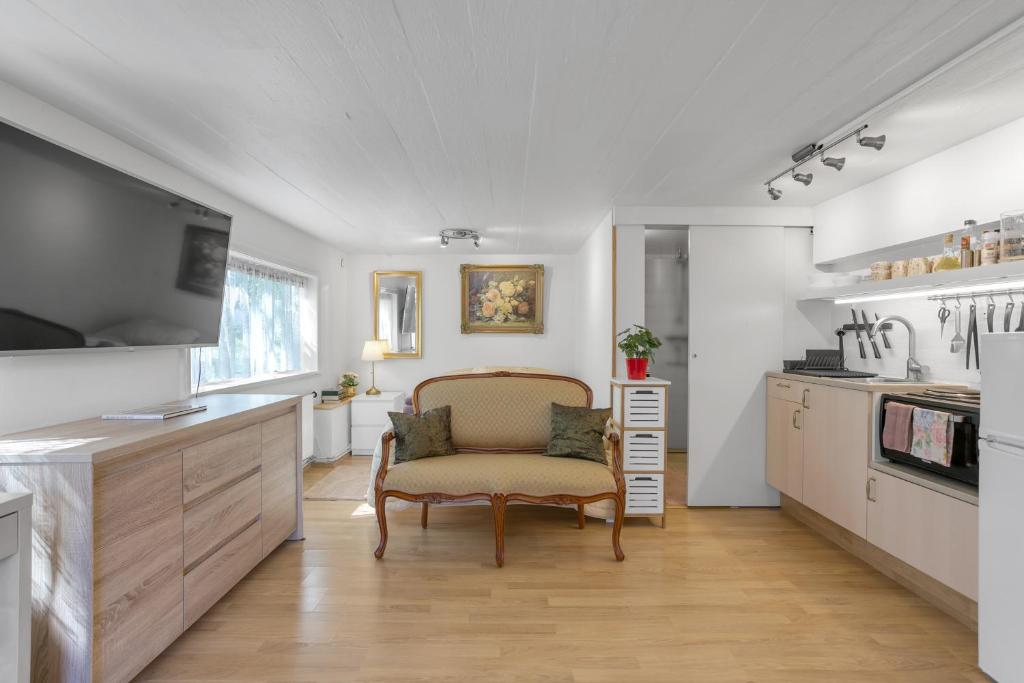 Lara Studio in Laugardalur valley, Reykjavík Central Park and Botanical Garden, Private entrance, FREE Private Parking on side, Reykjavík