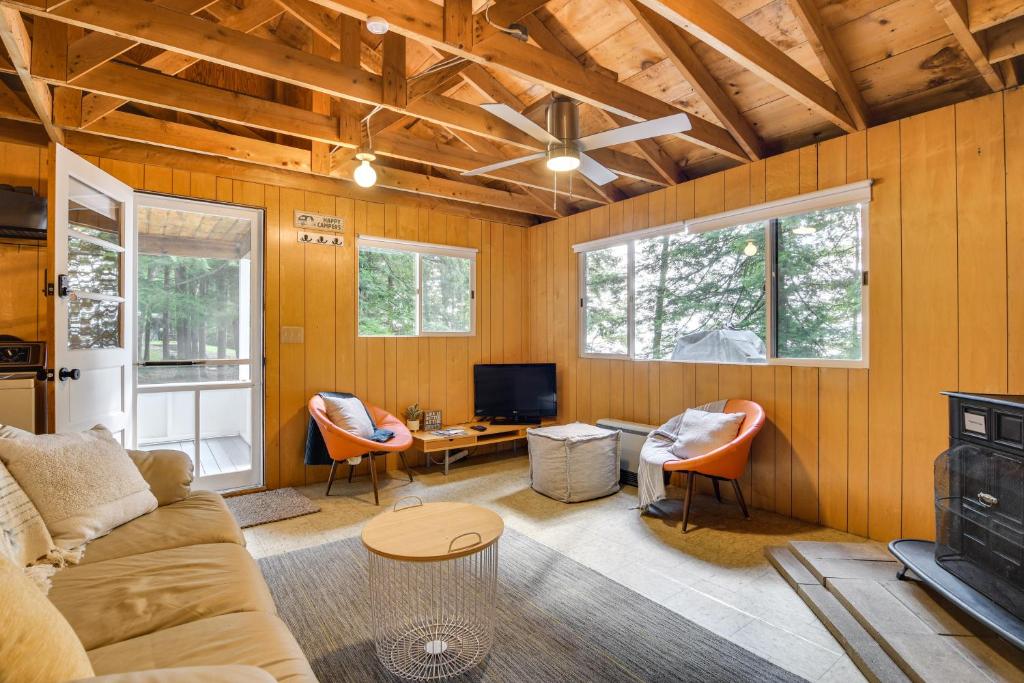 Private Dock on Messalonskee Lake Cozy Cottage!, Belgrade