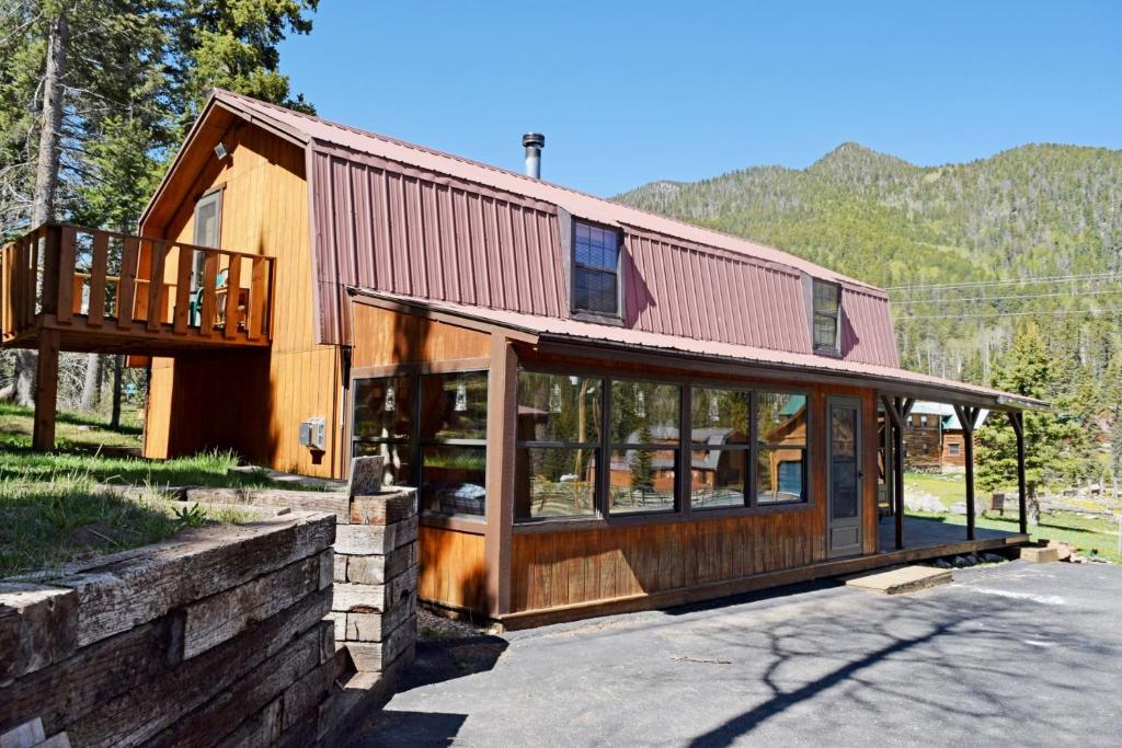 Roberts Trappers Lodge - Pet Friendly - WiFi- Trailer Parking - Garage Access - Washer - Dryer - Great Views, Red River
