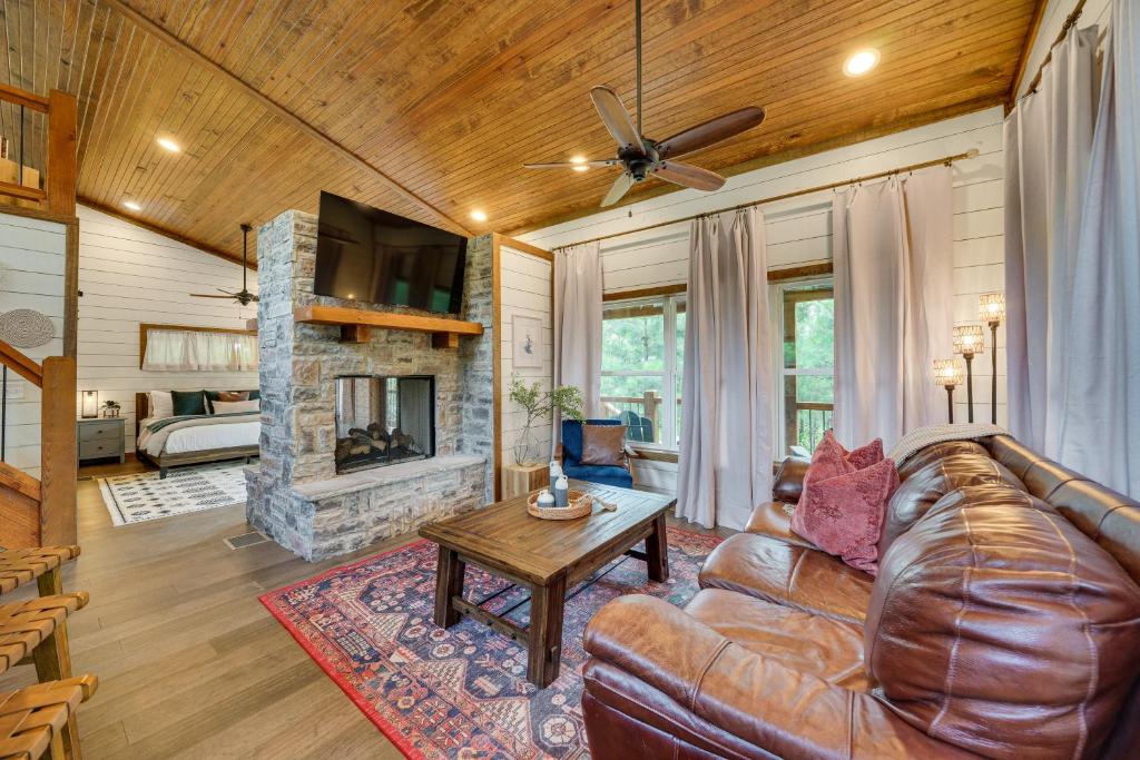 Tree-Lined Broken Bow Studio Cabin with Hot Tub!, Broken Bow