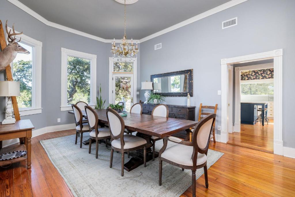 Unique Victorian Home*Pool*Pets*Firepit, Dripping Springs