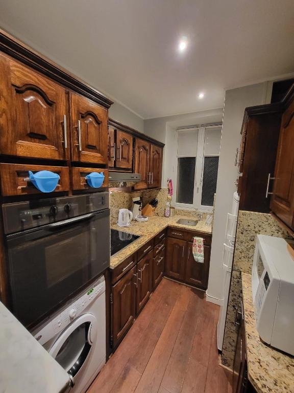 2 bed 16th Arrondissement Trocadero Apartment for6 - 3