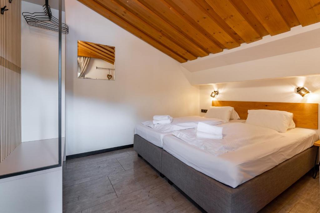 Three-Bedroom Apartment with Balcony Alm 2