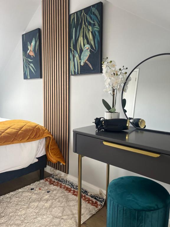 Spacious & Stylish Home, Bath photo 8