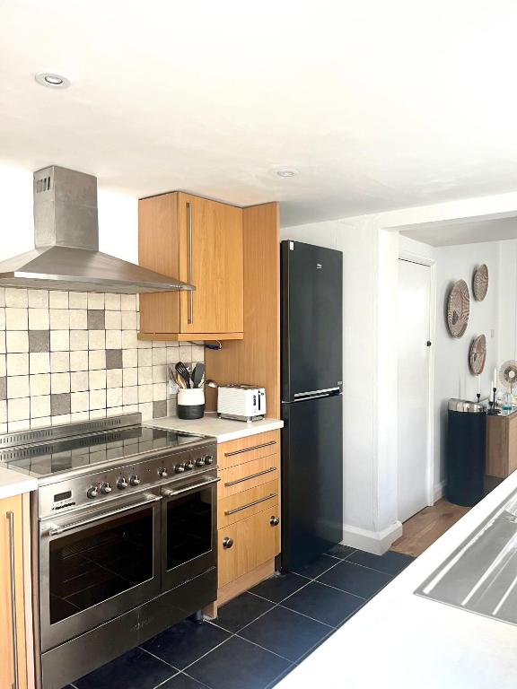 Spacious & Stylish Home, Bath photo 6