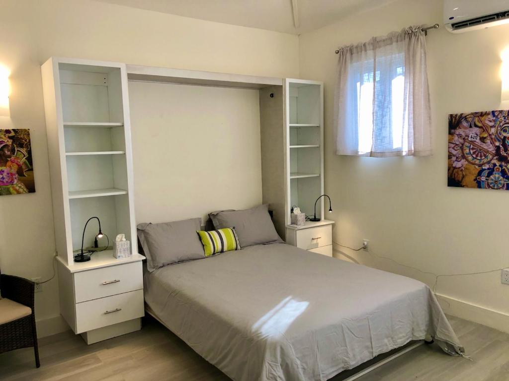 Shirlea East, Nassau