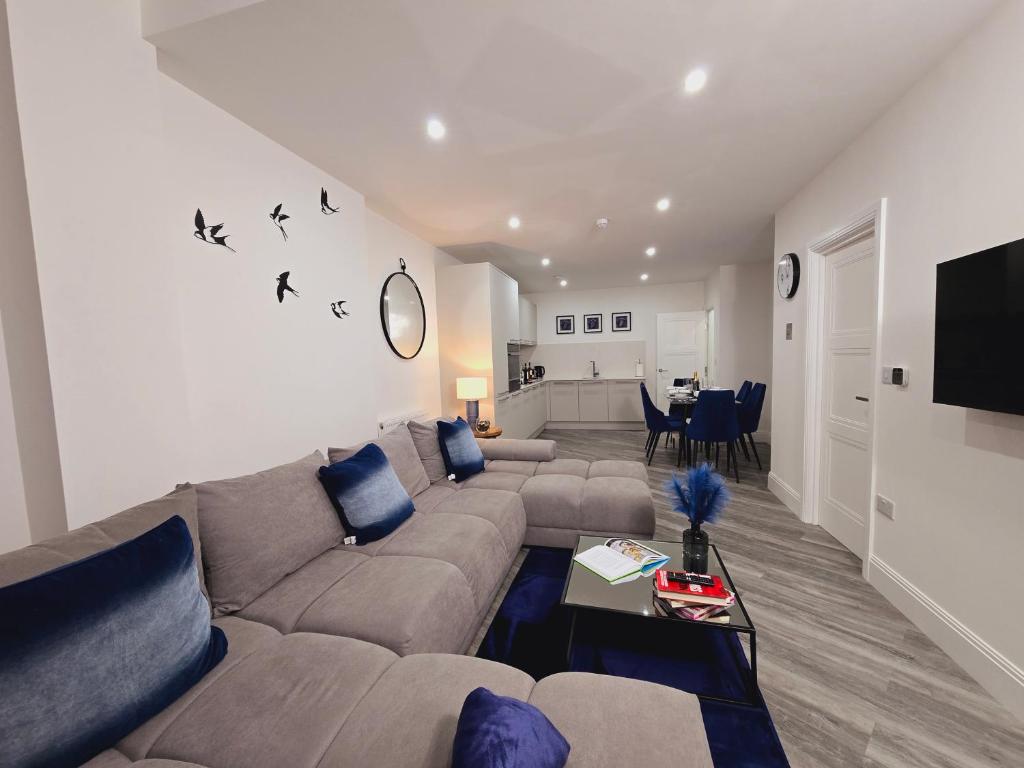 Abbey Corner by Nivaas 3-Located in the heart of the city centre-5 minute walk to train station-20 minutes to London via train, Reading