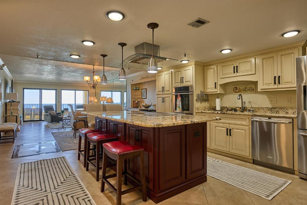 Elegant spacious beachfront, free seasonal beach service, huge lanai, Fort Walton Beach