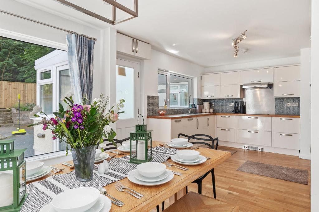 Glynmar - Sea Glimpses Hot Tub Pool Table, Saundersfoot