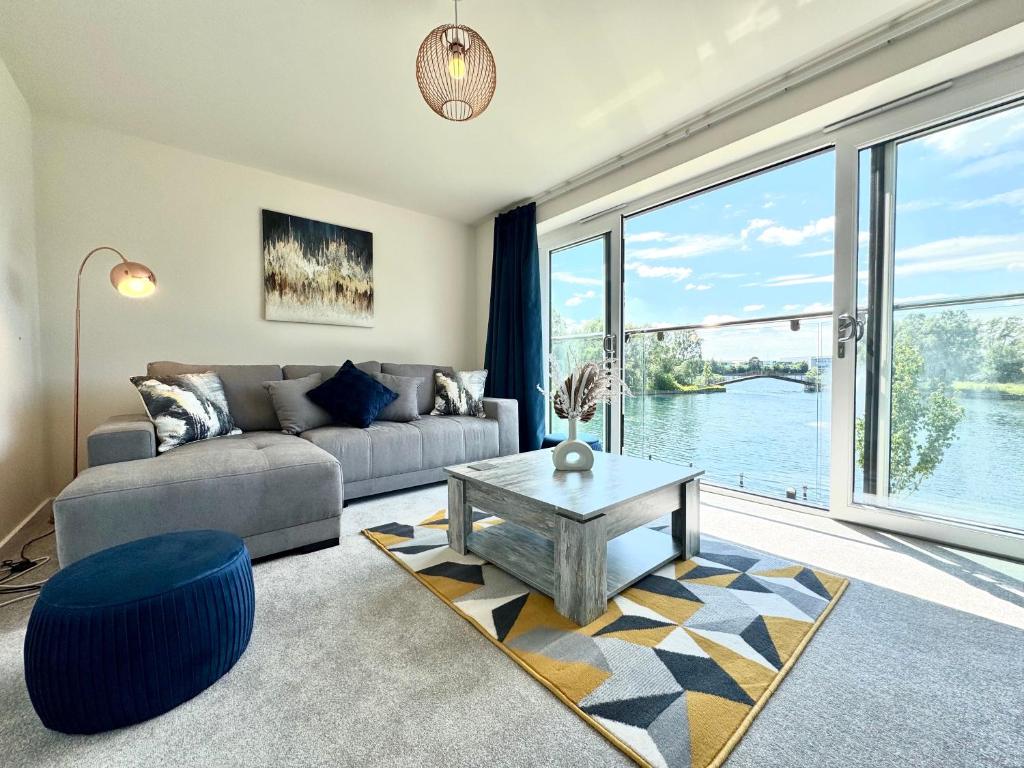Modern Lake Front Home - Free Parking - Sleeps 8, Doncaster