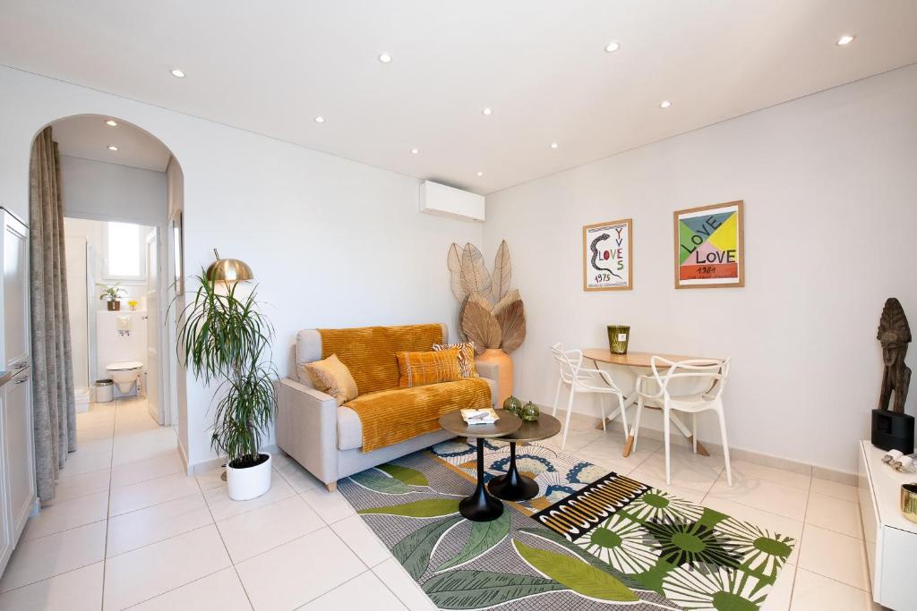 Confortable T2 vue mer avec terrasse aménagée et parking privé, plage et port à pied - 3