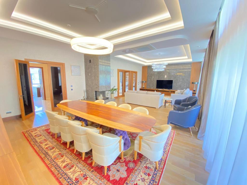 1. Hotel Bu..