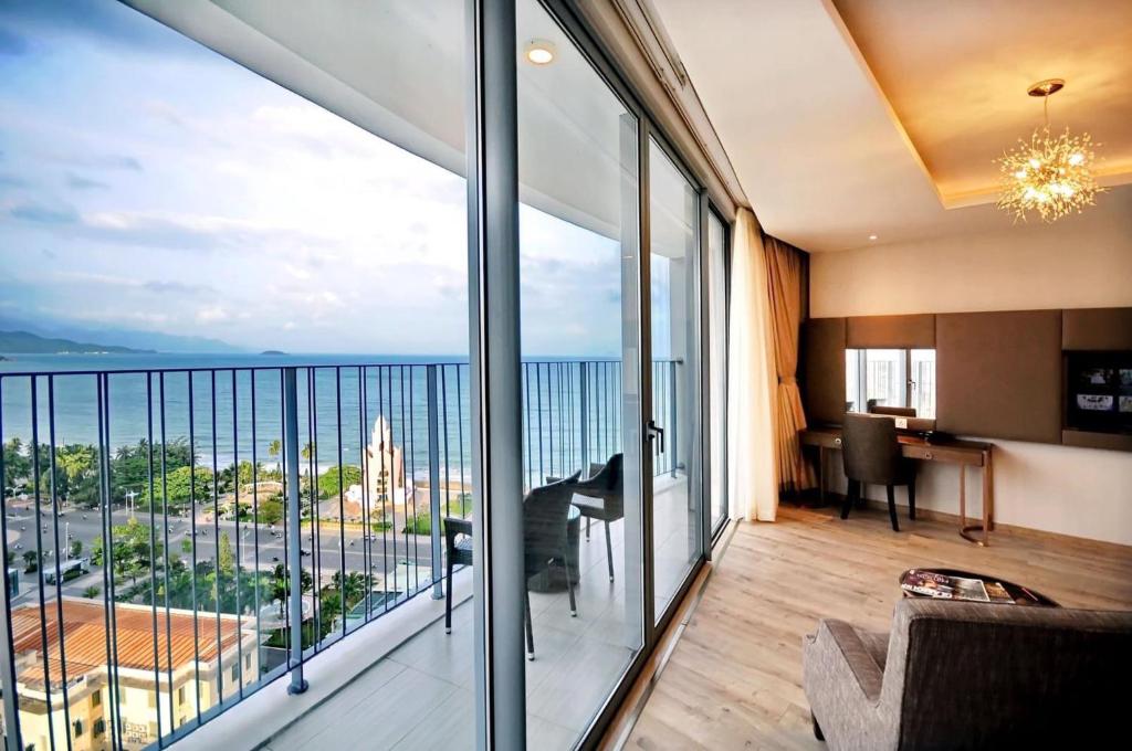 Oceanfront Grand Panorama