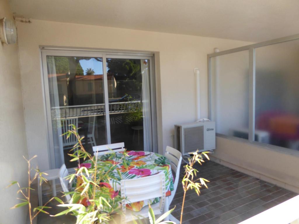 Studio port Hyères 200m mer parking privé, Hyères