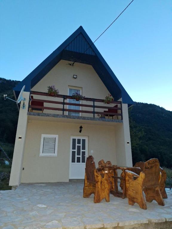 Vila Paramida, Šavnik