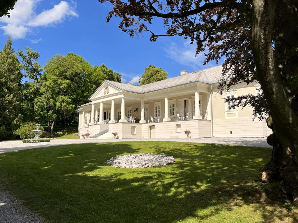 Péchy Castle, Hermanovce