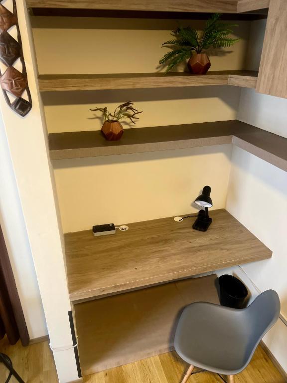 Moderno y cómodo estudio con espacio de trabajo - 5