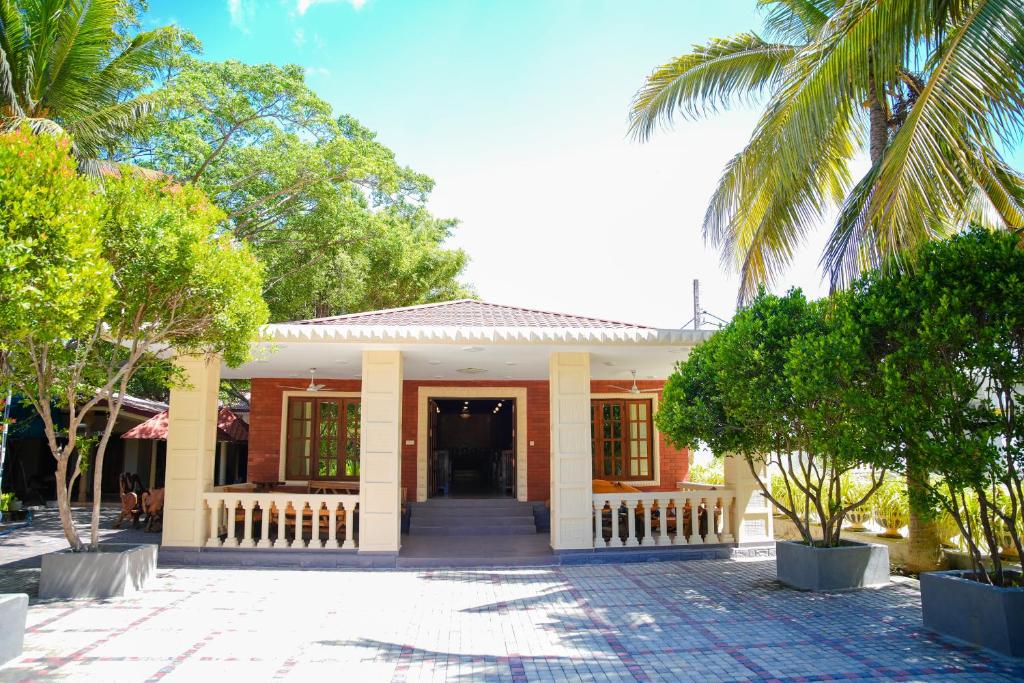 Exterior view, JKAB Park Hotel in Trincomalee