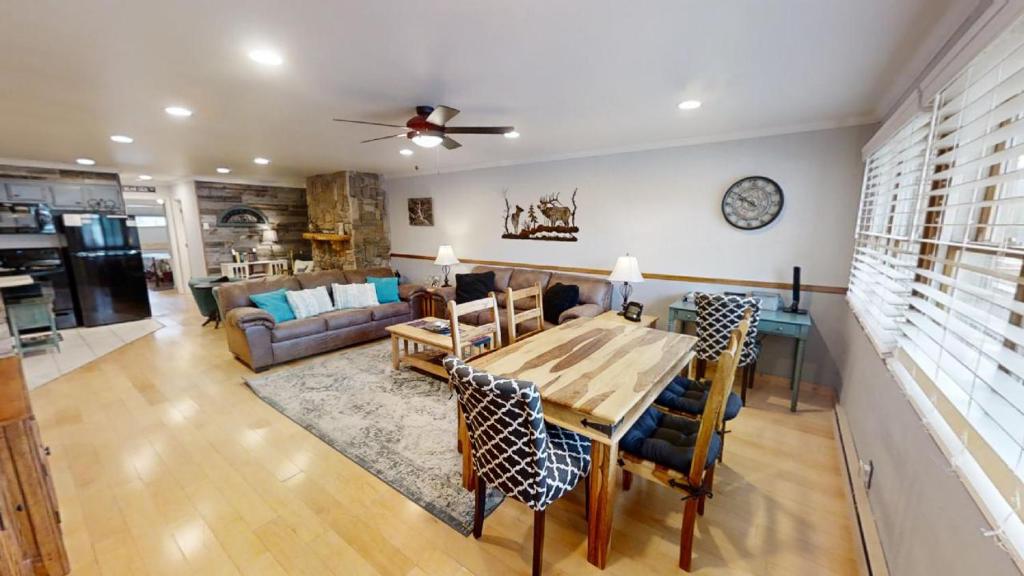 Ski View 11 - On Main Street - WiFi - Cable - Fireplace - Trailer Parking In Back - Patio with Gas Grill, Red River