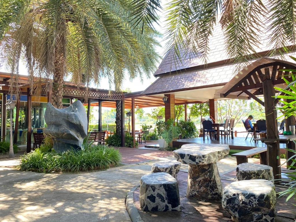 Restaurant, Chaophayathara Riverside Hotel in Chai Nat