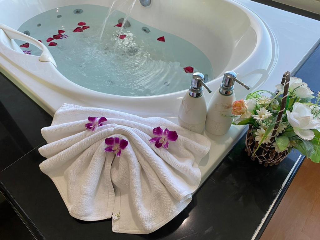 Bathroom, Chaophayathara Riverside Hotel in Chai Nat