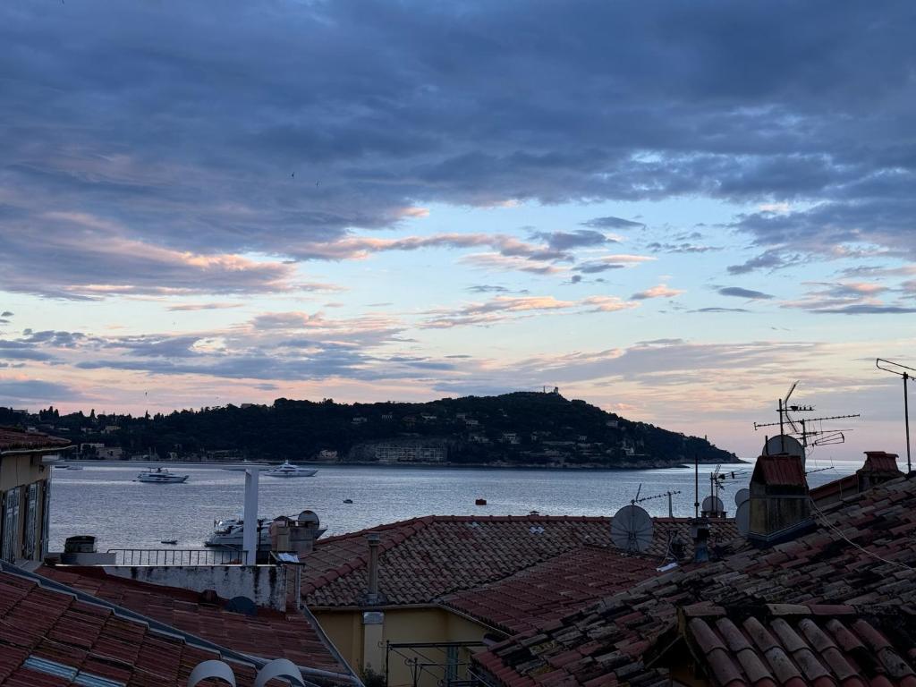 The Seaside Serenity - Air-Conditioned Bay-View Apartment with Terrace, Heart of Villefranche Old Town - 4