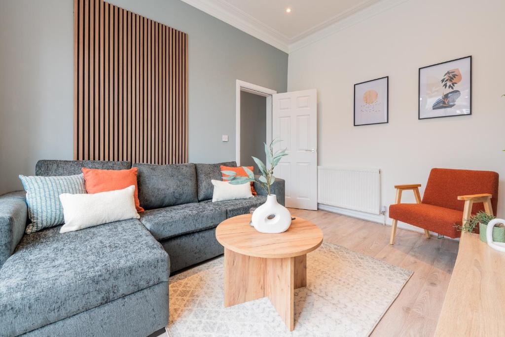 Modern Salford 3 Bedroom House, 3 Bathroom, Easy Manchester Access, Ideal for Contractors & Long Stays - NordStay, Manchester