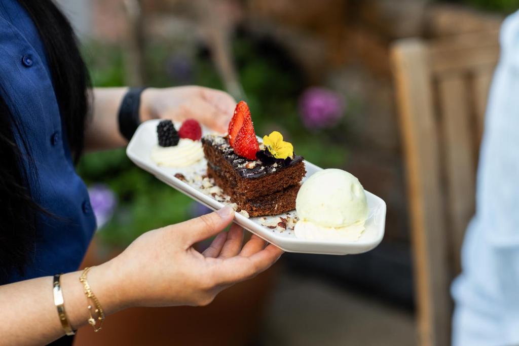 Merton Hotel — Restaurant & bars in Grouville