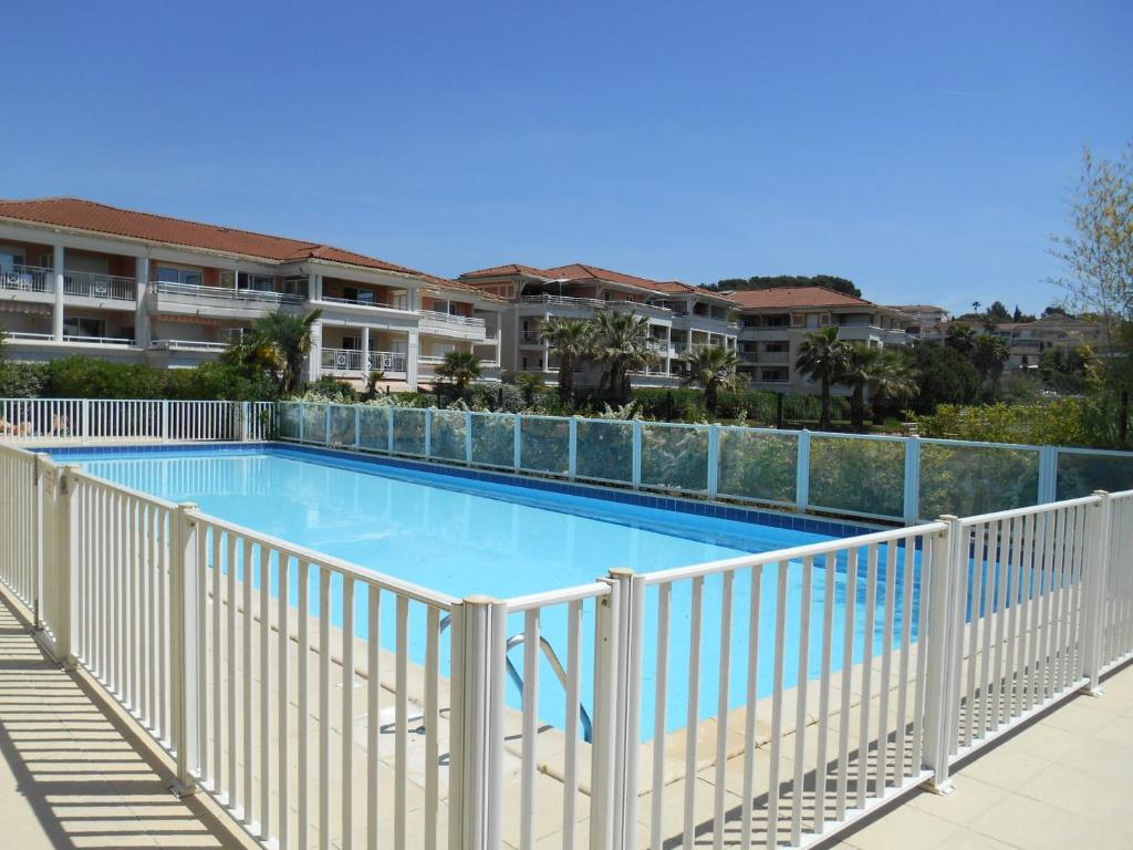 2P en RDJ dans résidence avec piscine et tennis, proche Cannes et commodités - 1