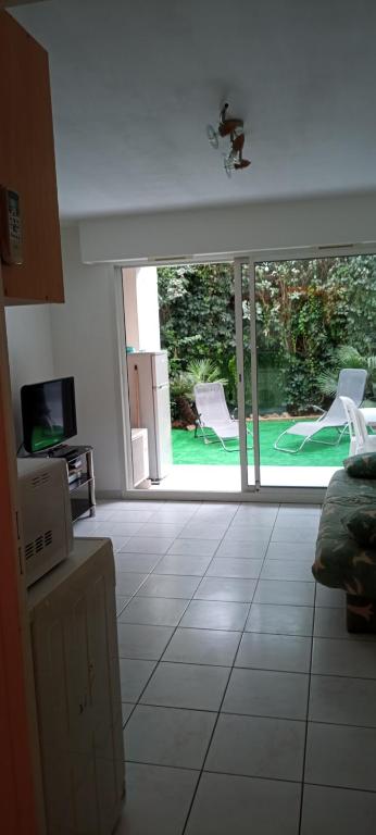 2P en RDJ dans résidence avec piscine et tennis, proche Cannes et commodités - 3