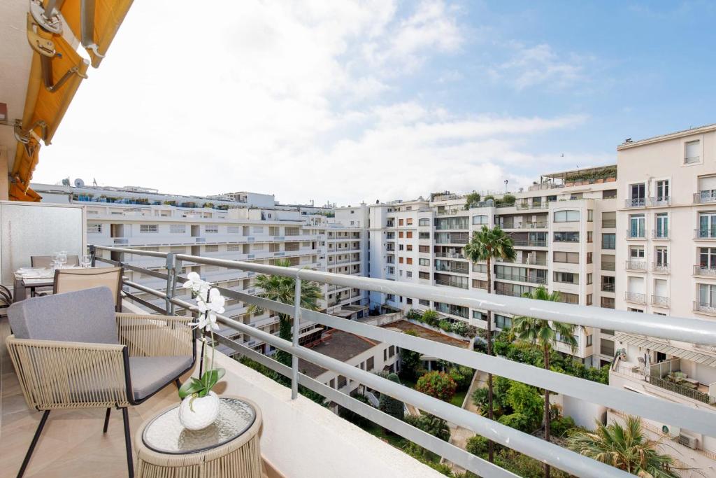Carlton area lux 2 beds 2 baths - 4