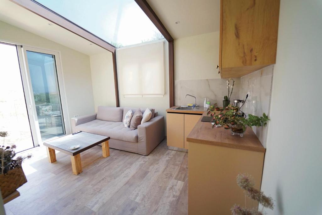 Aria's Apartment 2, Himarë