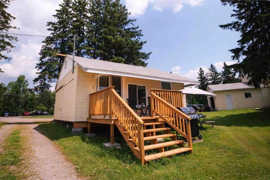 Beachfront Cabin #5- Maijac Resort & Marina, Magnetawan