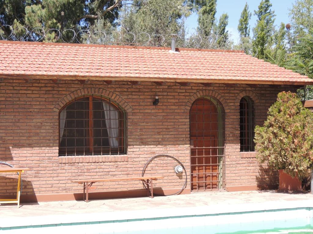 Habitación con cocina, baño, ingreso independiente en Chacras de Coria - 1