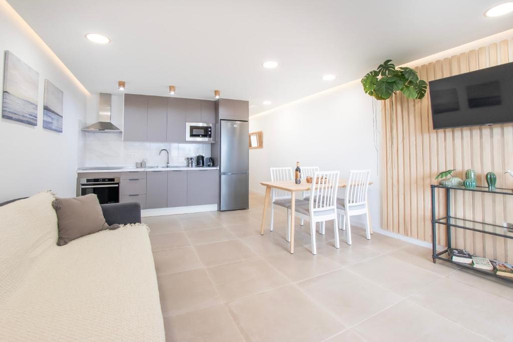 Newly renovated, luxurious apartment with a heated pool - by TENERIFEHINTS - 2