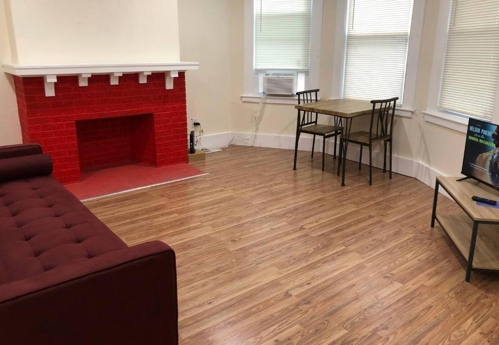 Spacious and private apartment with 3 bedrooms and 1 bathroom near Newark International Airport EWR and New York City, Newark