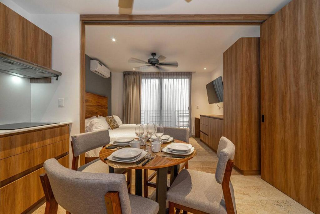 King Suite with Private Balcony, Gym and Rooftop Pool - 5