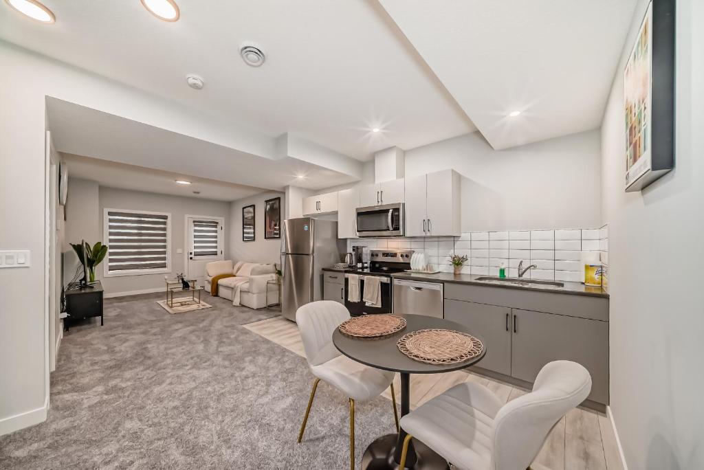 Cozy Basement Suite, Calgary