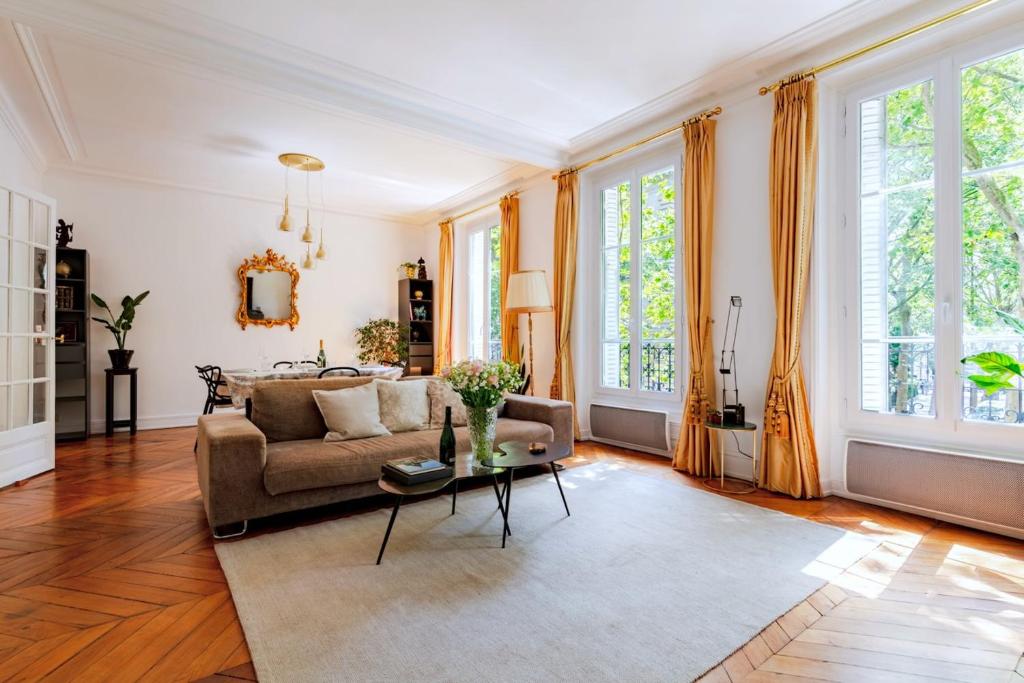 Charming French Style Apartment with Eiffel Tower View Prime Location Near Top Attractions - 1