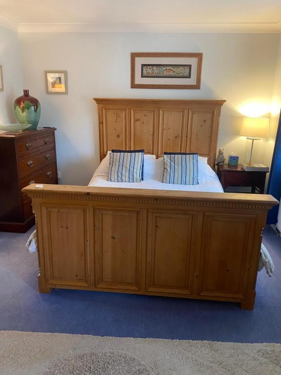 Beautiful private room with Kingsize bed and large private en-suite, Peterborough