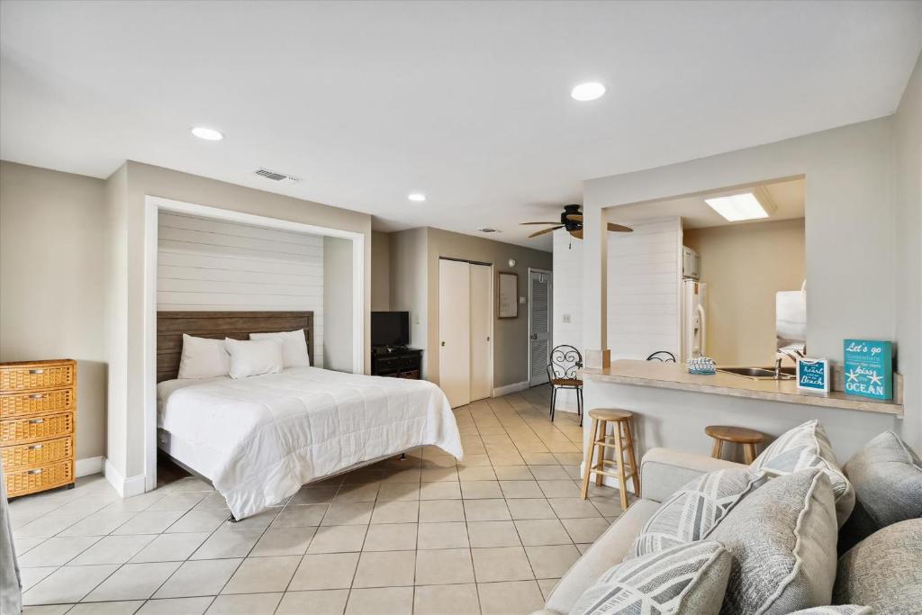 Sandpiper Cove 8132- by Holiday Isle Properties, Destin