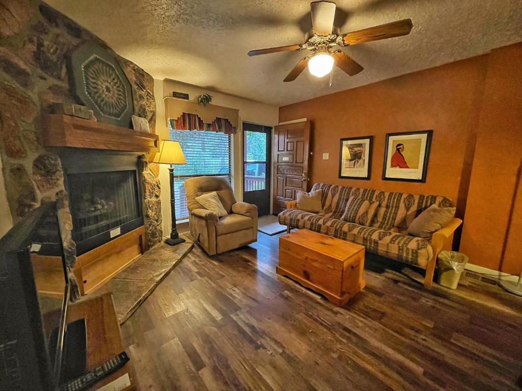 Valley Condo 107 - Creekside - WiFi - Hot Tub - Fireplace - Washer - Dryer - Playground, Red River