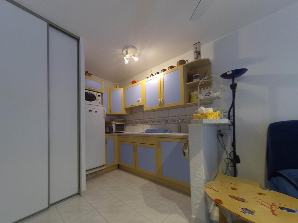 Le Lavandou : Agréable 2 pièces proche plage, terrasse, 4 personnes - FR-1-803-17 - 2